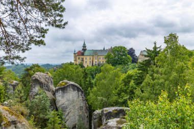 Hruba Skala Şatosu Bohemian Cenneti 'ndeki bir rock şehrinin üzerinde görkemli bir şekilde duruyor.