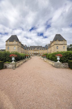 Klasik mimari içeren zarif Fransız şatosu ve büyük çakıllı giriş caddesi