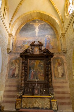 İncil 'de geçen çarmıha gerilme, azizler ve İsa' yı tasvir eden ortaçağ sunakları süsleyin.