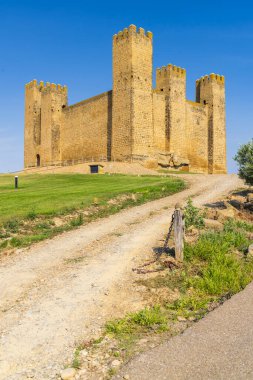 Sadaba Kalesi çimenli bir tepenin üzerinde duruyor. Açık gökyüzünün altındaki tarihi bir ortaçağ kalesi.
