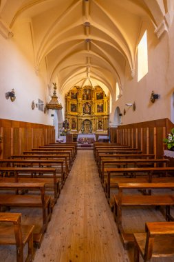 Kilisenin içinde ayrıntılı bir altın sunak, ahşap sıralar ve Viloria de Rioja 'da kubbeli tavan var.