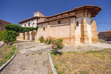 İspanya 'nın Viloria de Rioja kentindeki tarihi kilisede geleneksel mimari ve portico yer alıyor.
