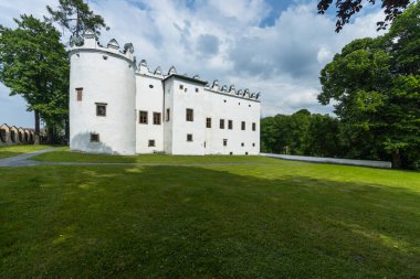 Beyaz cepheli Strazky malikanesi ve yeşil parklarla çevrili yuvarlak kule