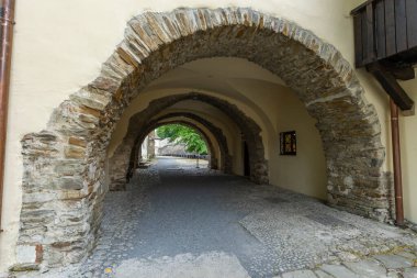 Taş kemerler Slovakya 'daki Klastor Manastırı' nın içinde tarihi bir koridor oluşturuyor.