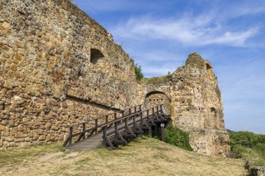 Filakovo Kalesi, açık bir gökyüzü altında yüzyılların tarihini ortaya çıkarıyor.