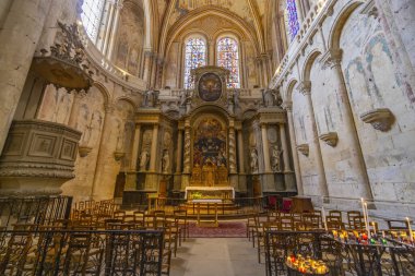 Tapınak için sunak, vitray, kürsü ve dini mumları gösteren tarihi bir kilise.