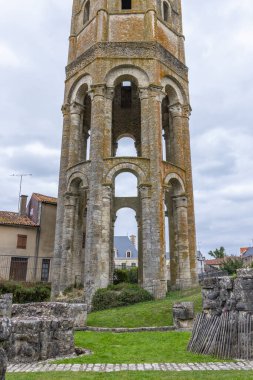 Charroux Abbey 'nin antik sekizgen kulesi Romanesk mimari ayrıntıları gösteriyor