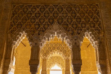 Süslü muqarnalar ve detaylı arabesk oymaları Alhambra Sarayı 'nın içindeki bir kemeri süslüyor.