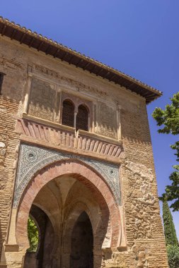 Tarihi bir bina girişini tanımlayan süslü İslami kiremitler ve sivri at nalı kemerleri
