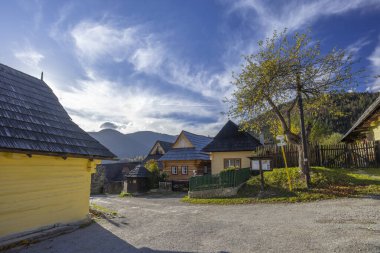 Slovakya 'nın Ruzomberok kentinde geleneksel ahşap mimarinin sergilendiği tarihi Vlkolinec köyü