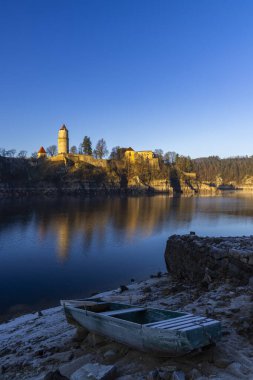 Zvikov Şatosu Vltava Nehri 'ni yansıtan bir uçurum üzerinde, soğuk bir kıyıda teknesi olan.