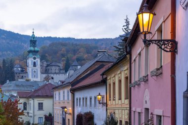 Alacakaranlıkta parlayan eski sokak lambaları tarihi binaları ve Eski Şato 'yu aydınlatıyor.