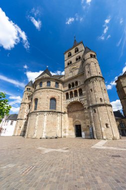 Trier Katedrali, Almanya 'da parlak mavi gökyüzünün altında tarihi bir simgedir.