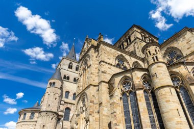 Kulesi olan Trier Katedral cephesi ve parlak mavi gökyüzünün altında karmaşık detaylar