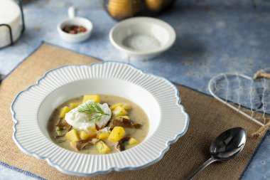 Kulajda kremalı çorba dilimlenmiş mantar, doğranmış patates ve dereotlu haşlanmış yumurta.