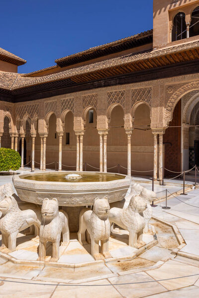 Украшенный фонтан со львиными скульптурами в знаменитом Дворе Львов в Альгамбре
