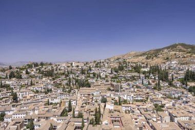 Albaicin ilçe binalarının ve Alhambra 'nın açık mavi gökyüzünün panoramik manzarası
