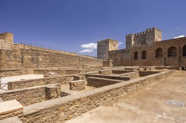 Eski Moorish mimarisi ve şatosu Alhambra 'da parlak mavi bir gökyüzünün altında harabe.