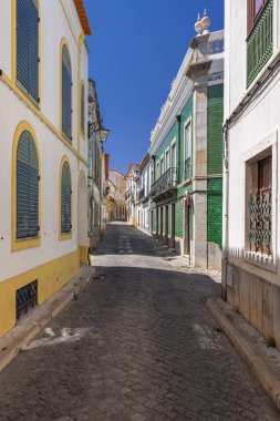 Portekiz 'in tarihi Beja şehrinde dolambaçlı dar kaldırım taşı caddeleri, canlı geleneksel mimariyle