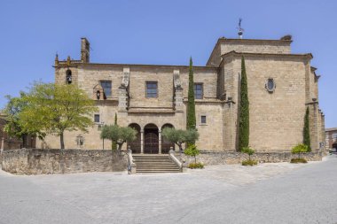 Açık bir günde şehir meydanına hükmeden süslü taş kilise cephesi