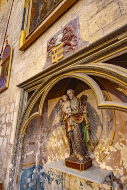 Aziz Yusuf 'un tarihi bir kilisenin içinde İsa' yı tutarken resmedildiği dini bir heykel.