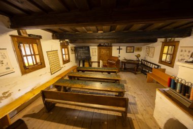 Ahşap masalar, karatahta ve eğitim malzemeleriyle klasik sınıf içi