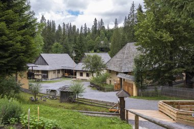 Slovakya 'nın Zuberec kentindeki Orava Köyü Müzesinde geleneksel evler ve çiftlik binaları