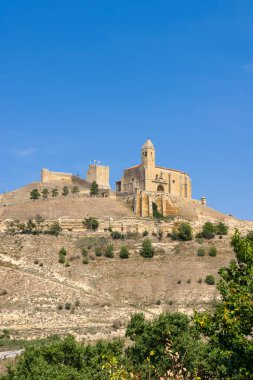 Tarihi kale ve kilise San Vicente de la Sonsierra, La Rioja, İspanya 'da bir tepenin üzerine kurulmuştur.
