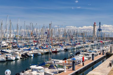 Mole Saint Louis marinasına demirlemiş yelkenliler ve yatlar güneşli bir günde Sete, Fransa