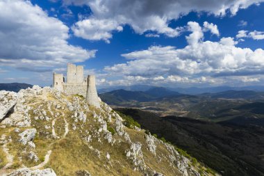 Rocca Calascio Kalesi, İtalya 'nın Abruzzo kentindeki engebeli bir tepenin üzerinde duruyor.