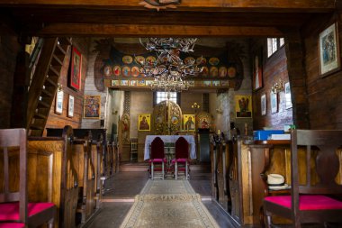 Tarihi ortodoks ahşap kilise iç mimarisi ikonostaz ve ahşap banklar