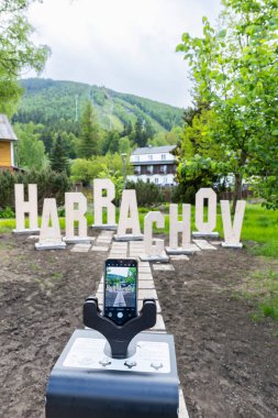 Smartphone, Liberecky Kraj, Çek Cumhuriyeti 'nde dağlarla HARRACHOV mektupları yakalıyor.