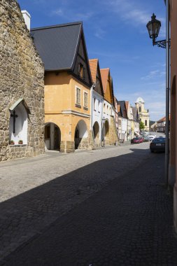 Ustek, Çekoslovakya 'daki Cobblestone caddesinde tarihi binalar ve uzak bir kilise sergileniyor.