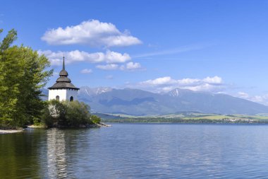 Liptovska Mara rezervuarındaki küçük bir adada duran tarihi kilise kulesi, Slovakya