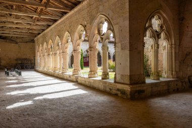 Antik taş atari salonu tarihi bir manastırda yerde ışık ve gölge desenleri yaratıyor.