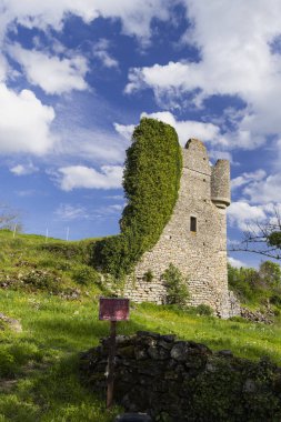Taş kale harabesi, Chemin du Vieux Şatosu, Sigy le Chatel, Saone et Loire, Fransa