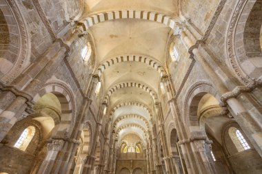 Vezelay Manastırı 'nın iç kısımları Romanesk mahzenleri, kemerleri ve sütunları gösteriyor