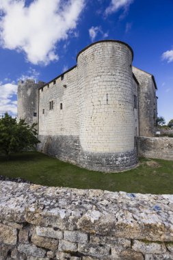 Eski Chateau de Mont Saint Jean Fransa 'nın Bourgogne Franche Comte şehrinde güneşli bir günde