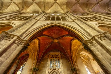Bourges Katedrali 'nin iç mimarisi. Fransa' nın Val de Loire şehrinde tavan, kemer ve dekoratif detaylar sergileniyor.
