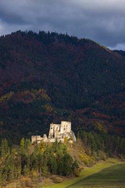 Tarihsel Likavka Kalesi, sonbaharda Slovakya 'da bir orman tepesinde duruyor.