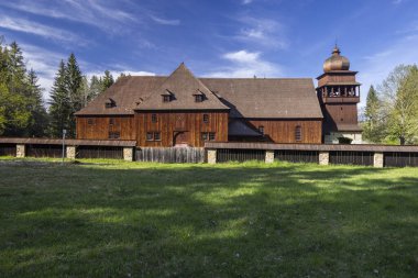 Svaty Kriz 'deki tarihi ahşap eklem kilisesi mavi gökyüzü altında eşsiz bir mimari sergiliyor.