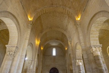 İspanya 'nın Fromista kentindeki 11. yüzyıl San Martin kilisesinin içinde Romanca mimarisini vurguluyor.