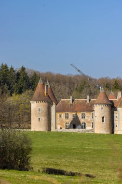 Tarihi Fransız şatosu, açık gökyüzüne karşı bir inşaat vinci ile yenileniyor.