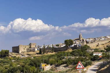 Sabiote, Jaen, İspanya, tepenin üstünde şatosu ve kilisesi olan tarihi bir kasaba