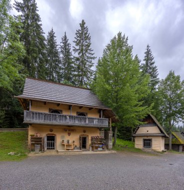 Slovakya mimarisi ve kırsal yaşamın sergilendiği tarihi ahşap ev