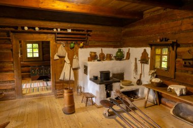 Kırsal mutfak tarihi yaşamı sergiliyor, antika çömlek ve ev aletleri ile donatılmış.