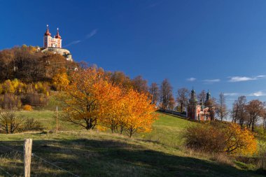Calvary Banska Stiavnica sonbaharda bir tepede tarihi Barok mimarisi sergiliyor.