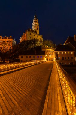 Cesky Krumlov Kale Kulesi ve tarihi kasabayı aydınlatan süslü bir köprü.