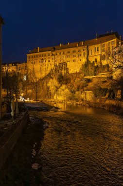 Cesky Krumlov Kalesi Gece Vltava Nehri üzerinde duruyor