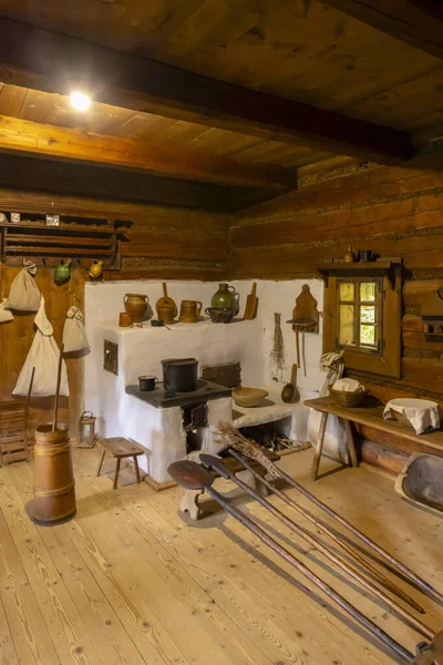 Ahşap ocağı, mutfak gereçleri ve kulübenin içinde geleneksel mobilyaları olan taşralı eski bir mutfak.